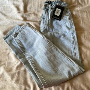 PrettyLittleThing Light Wash Mom Jean— NEW w/ tags